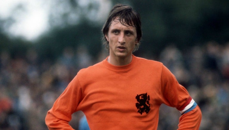 Cruyff en un partido con Holanda