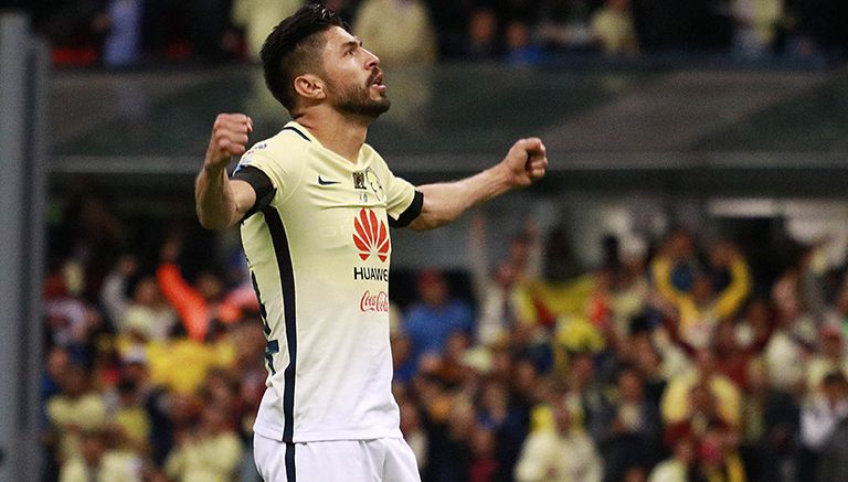 Peralta celebra con la afición un tanto en el Apertura 2016