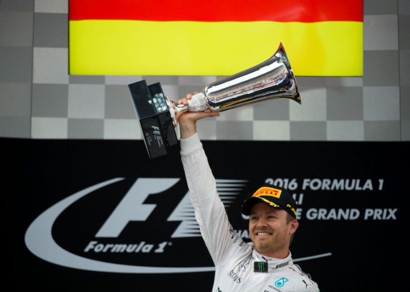 Nico Rosberg levanta el trofeo