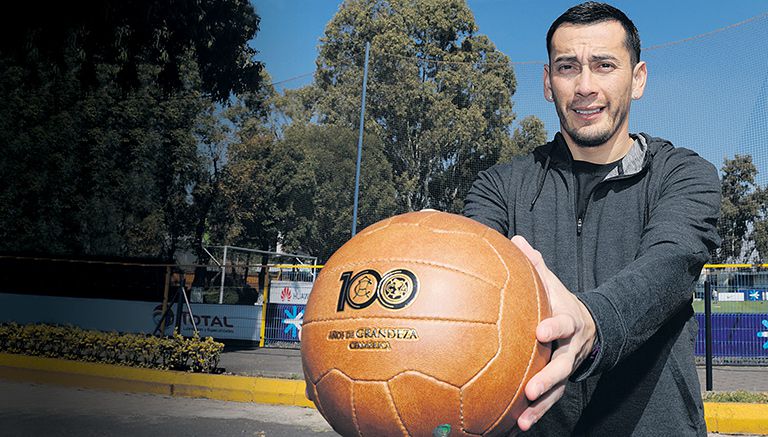 Rubens Sambueza posa con balón del Centenario