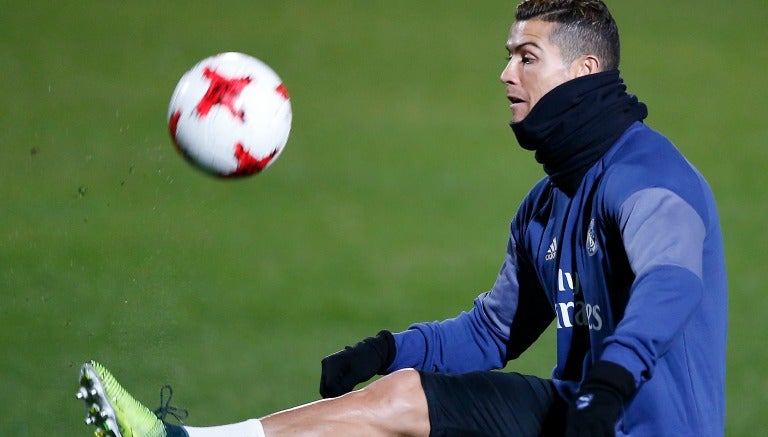 CR7 controla el esférico durante un entrenamiento con el Real Madrid