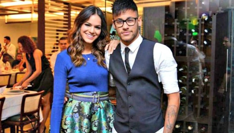 Bruna y Neymar posan afuera de un restaurante