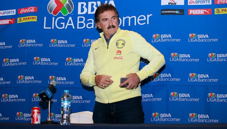 La Volpe durante una conferencia de prensa