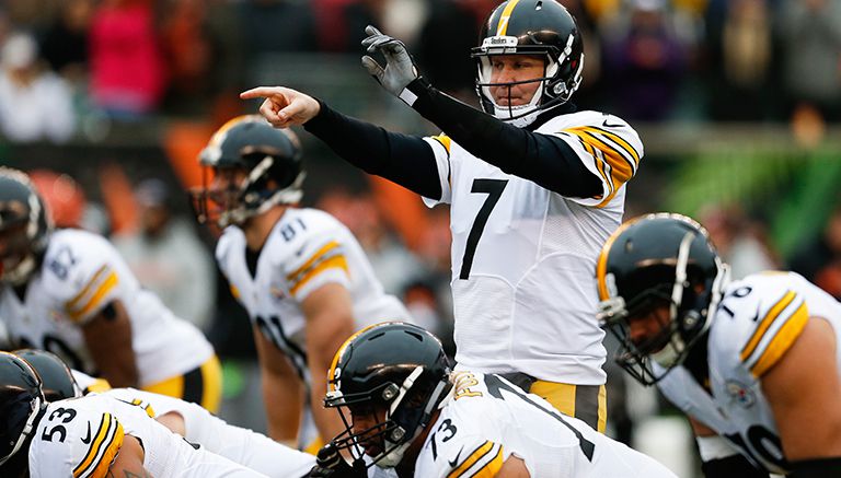 Ben Roethlisberger da indicaciones a su línea ofensiva