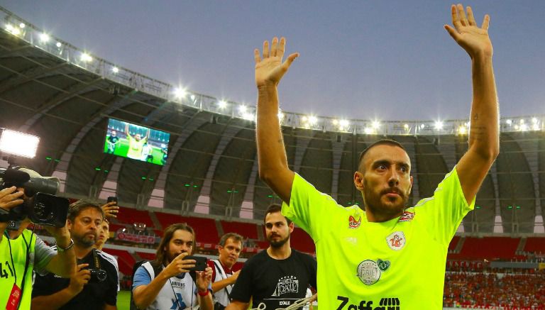 Ruschel saluda a la gente en su regreso a las canchas