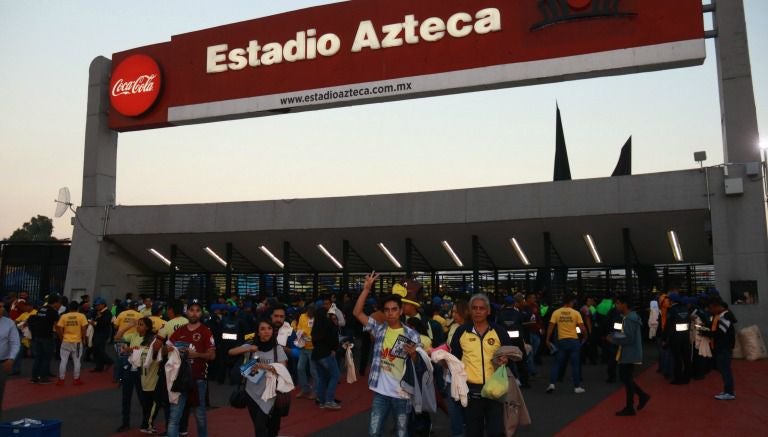 Aficionados entran al Estadio Azteca previo a la Final