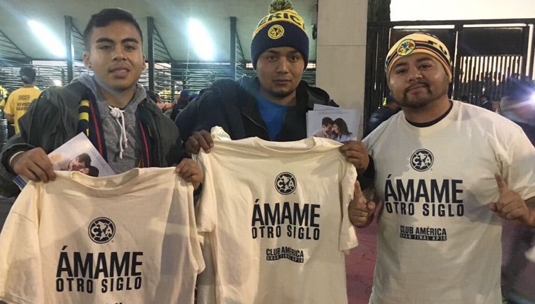 Los aficionados del América lucen su camiseta conmemorativa