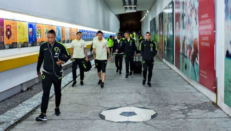 Los jugadores del América caminando por el tunel que va al vestidor