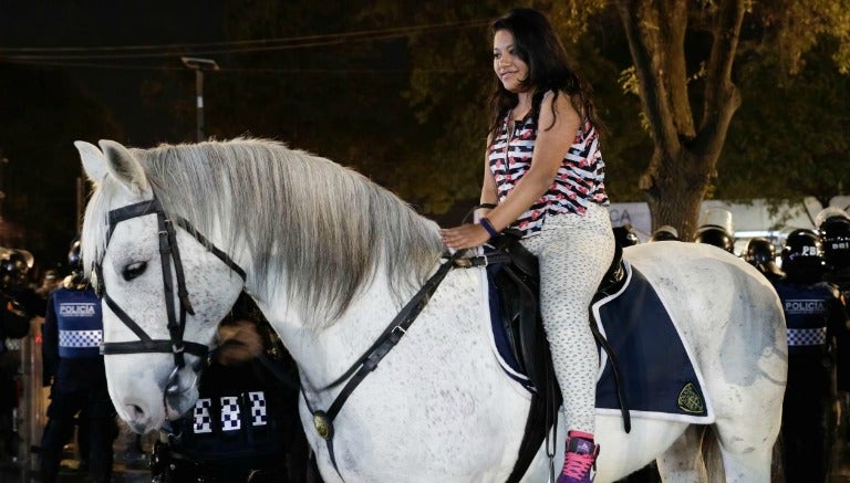 La aficionada montada en el caballo de la CDMX en el estadio Azteca