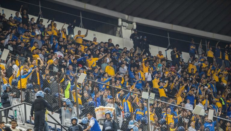 Afición de Tigres en una de las cabeceras del Estadio Azteca