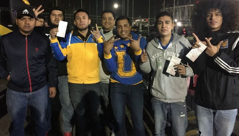 Los aficionados a Tigres posan fuera del Estadio Azteca