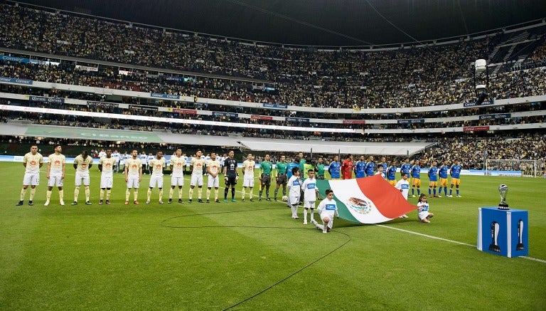 Los futbolistas de Tigres y América al momento de entonar el Himno Nacional Mexicano