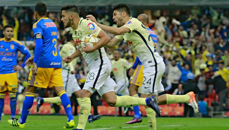 Bruno y Peralta celebran el tanto del empate contra Tigres