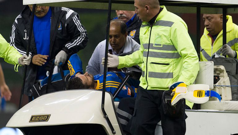 Gignac salió del terreno de juego en el carro de la asistencia médica