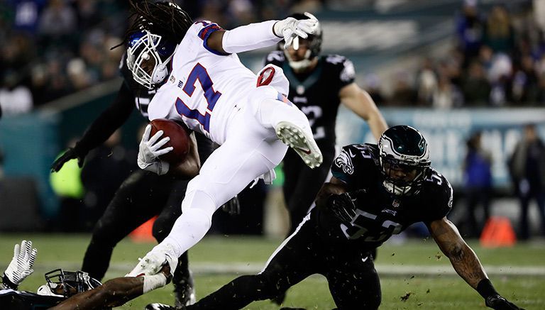 Dwayne Harris es tacleado por varios defensivos de Eagles