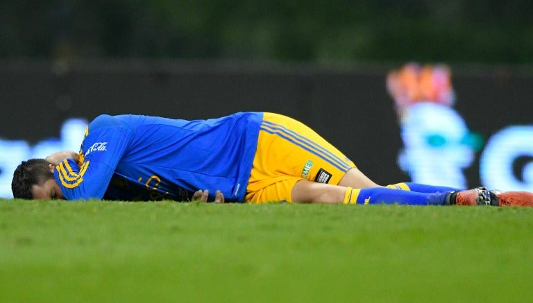 André Pierre Gignac se duele tras recibir una falta que el árbitro no vio