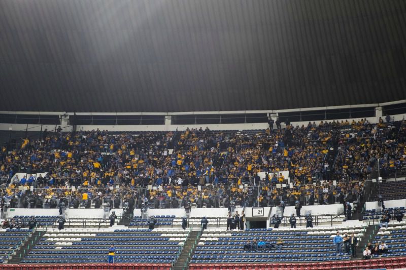 Las gradas se pintaron con los colores del equipo regio