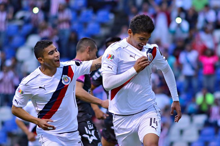 Ángel Zaldívar celebra con Orbelín un gol con Chivas