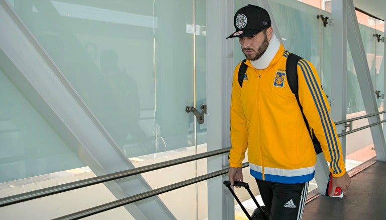 André-Pierre Gignac regresa a casa un poco molesto y con collarín