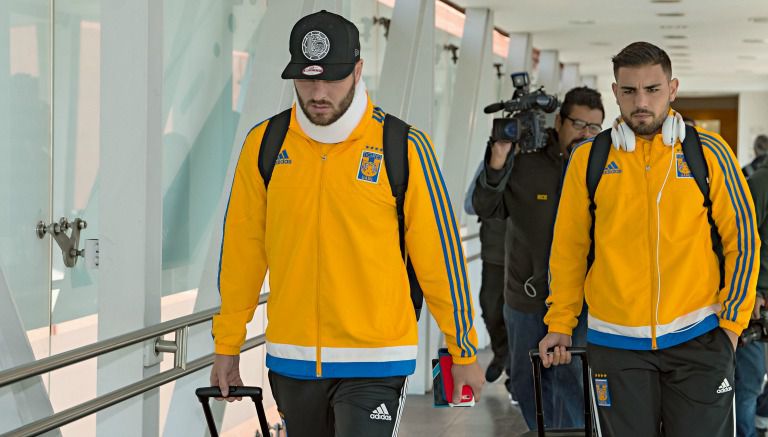 Gignac carga una mochila y jala una maleta en el AICM