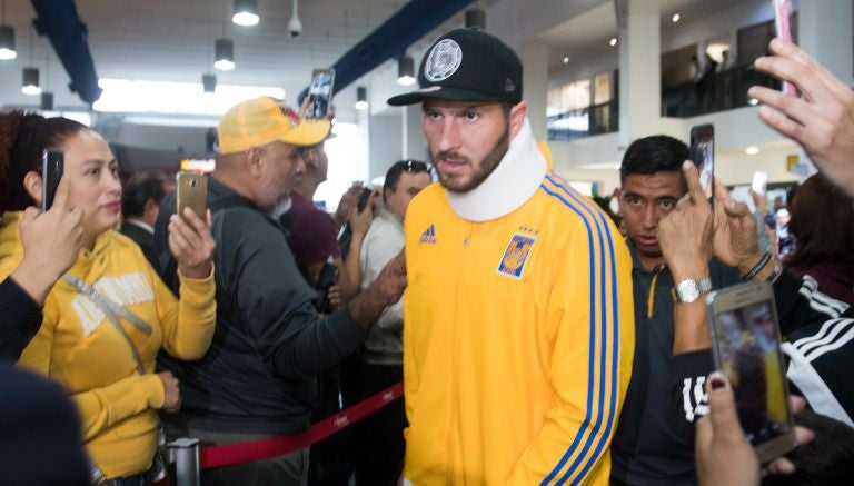 Gignac porta su collarín tras la lesión que sufrió en el juego contra el América