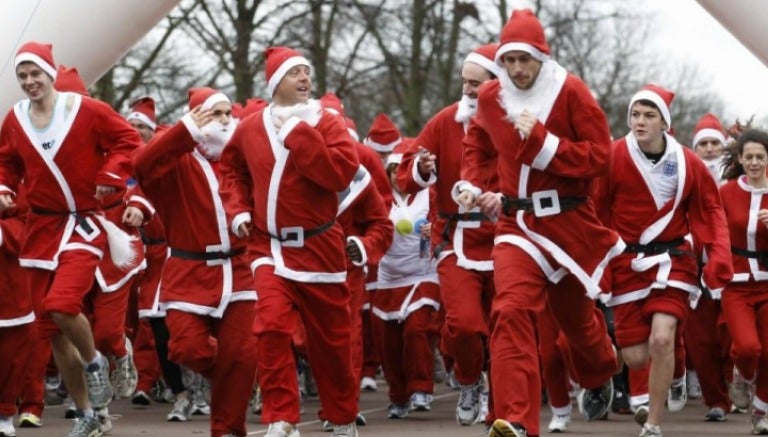 Unos competidores vestidos de Santa Claus durante una carrera