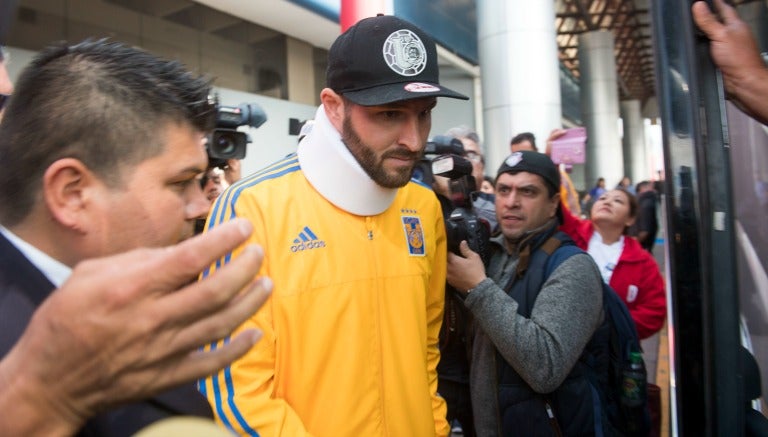 Gignac con el collarín en el aeropuerto