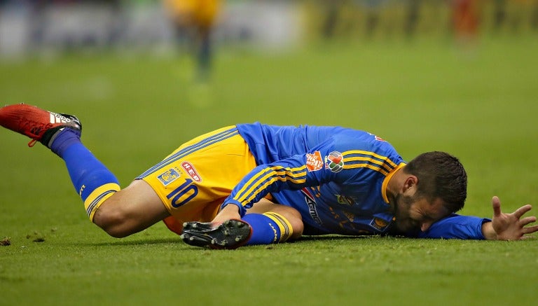 André Pierre Gignac se queja de una falta durante la Final de Ida