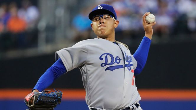 Julio Urías lanzando en su debut con Dodgers