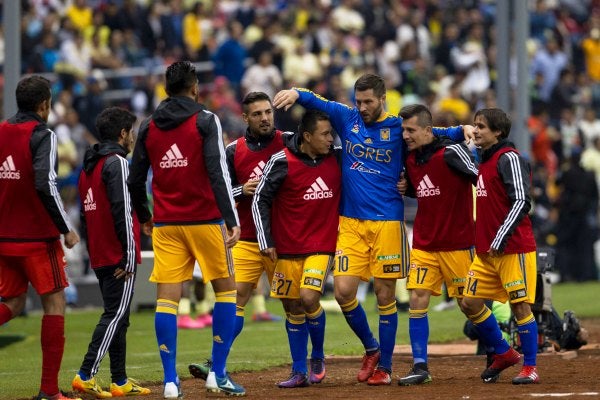 André Pierre Gignac celebrando su gol con sus compañeros