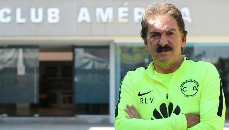 Ricardo La Volpe posa para la cámara de RÉCORD