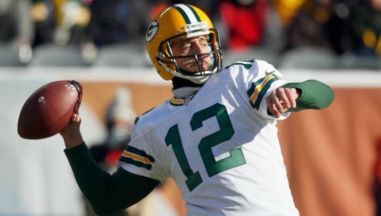 Aaron Rodgers, intentando lanzar un pase