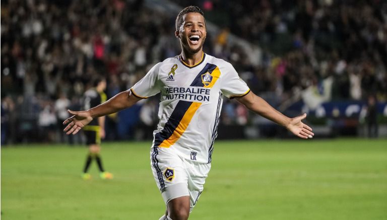 Gio celebra un gol con el Galaxy