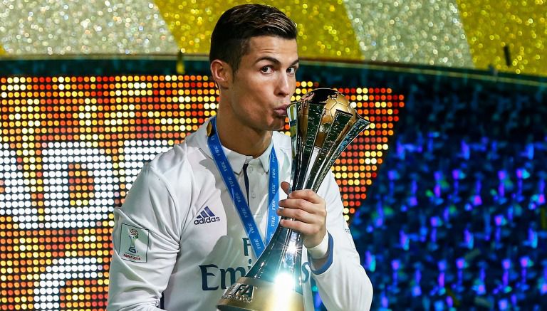 CR7 besa el trofeo del Mundial de Clubes