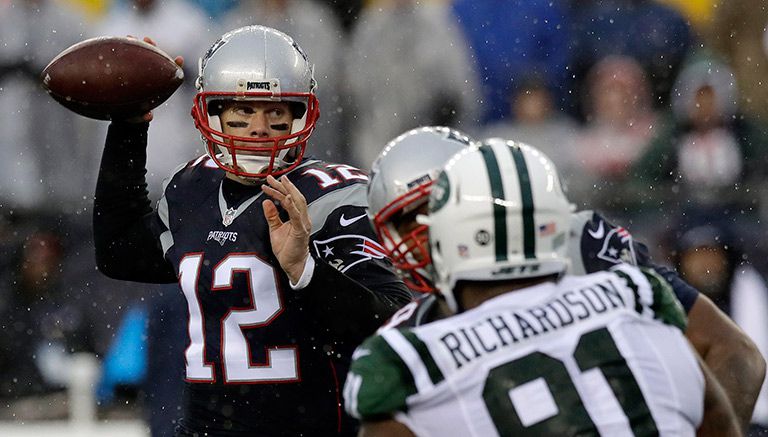 Brady, preparándose para lanzar un pase contra Jets