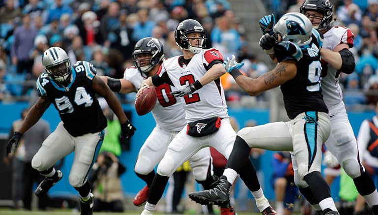 Matt Ryan, a punto de lanzar el ovoide en juego contra Carolina