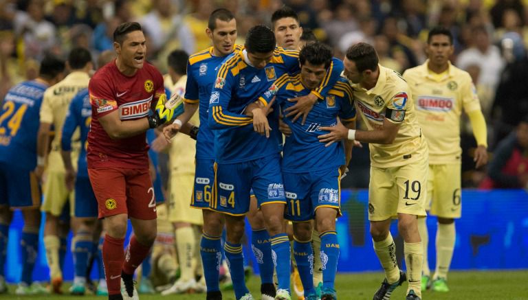 Jugadores de Tigres y América durante la Final del A2014