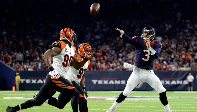 Tom Savage lanzando durante un juego con los Texans