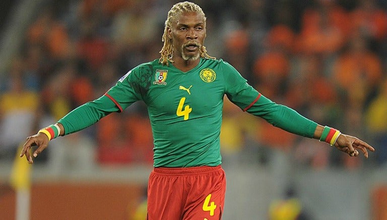 Rigobert Song disputa un duelo con la selección de Camerún 