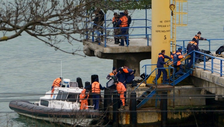 Rescatistas encuentran cuerpos de las víctimas en la zona del accidente