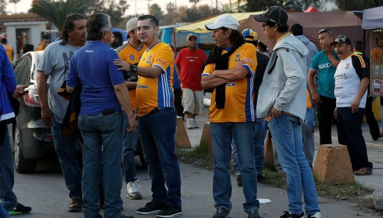 Revendedores a las afueras del Estadio Universitario