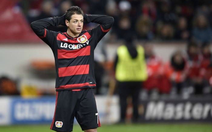 Chicharito se lamenta tras una falla grave con el Bayer Leverkusen