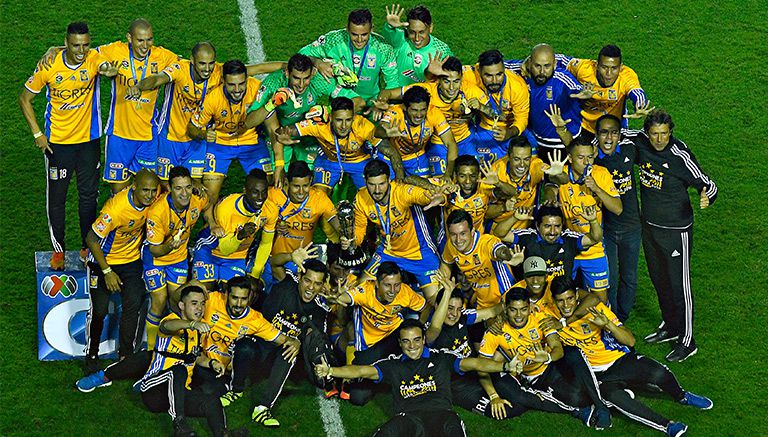 Jugadores de Tigres festejan el título