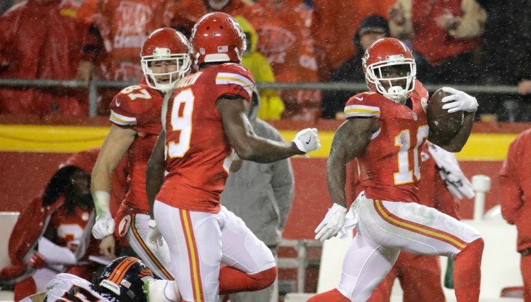 Tyreek Hill corre para una anotación más de Kansas City