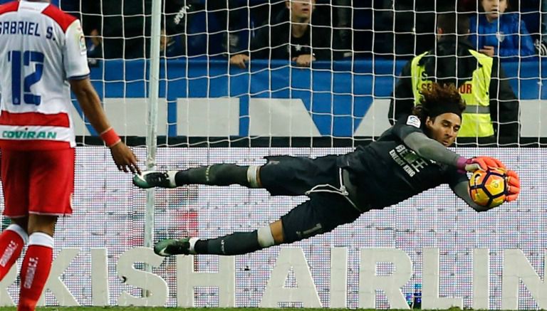 Guillermo Ochoa detiene el balón en un partido del Granada