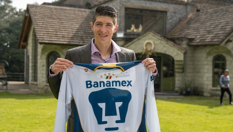 Palacios posa con la playera de los Pumas