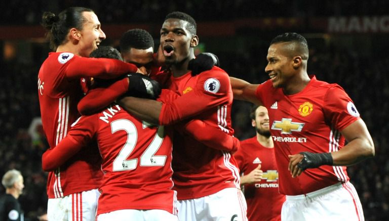 Jugadores del Manchester United celebran el gol de Mkhitaryan