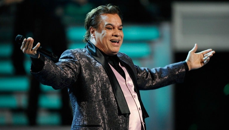 Juan Gabriel anima a su público durante un concierto