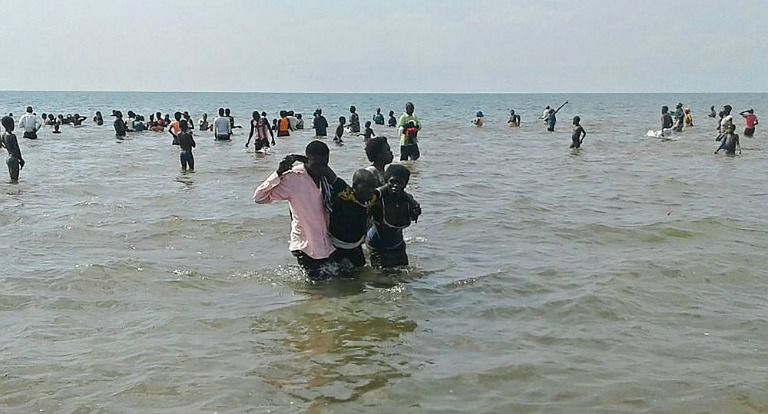 Personas rescatan a los náufragos en Uganda