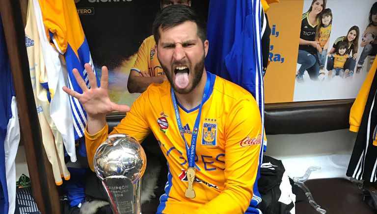 Gignac posa con la Copa del A2016